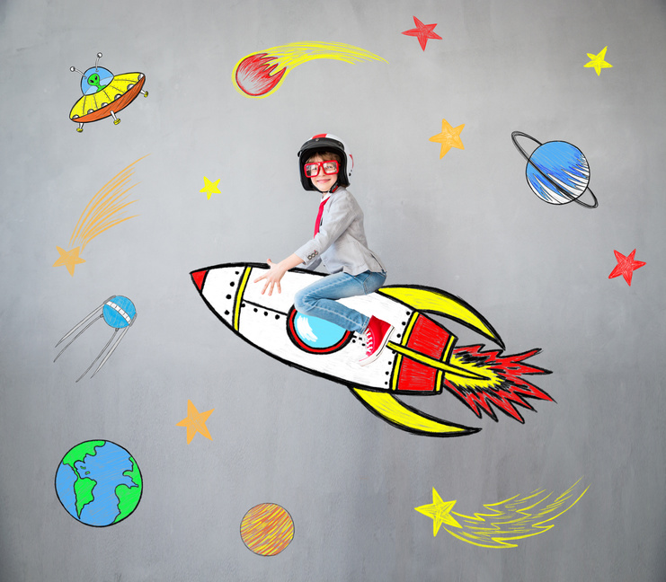 Kleiner Junge fliegt auf einer Rakete