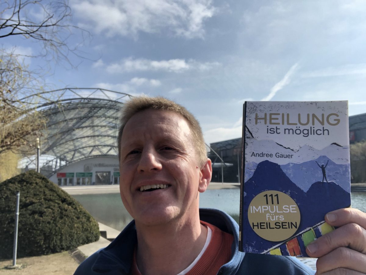 Andree Gauer mit Buch vor Leipziger Messe